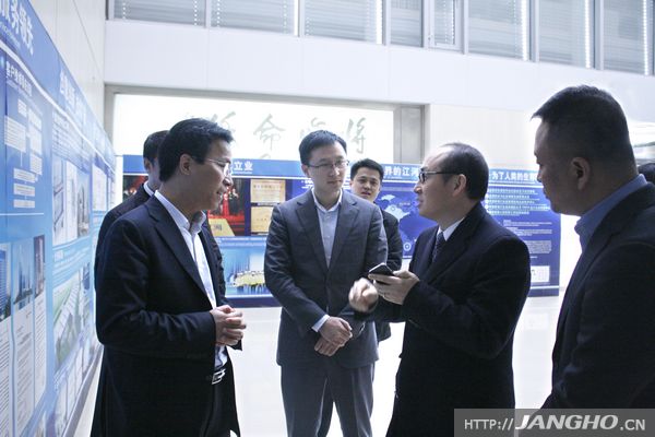 SOHO中国有限公司董事长潘石屹莅临九游j9国际官网幕墙调查参观